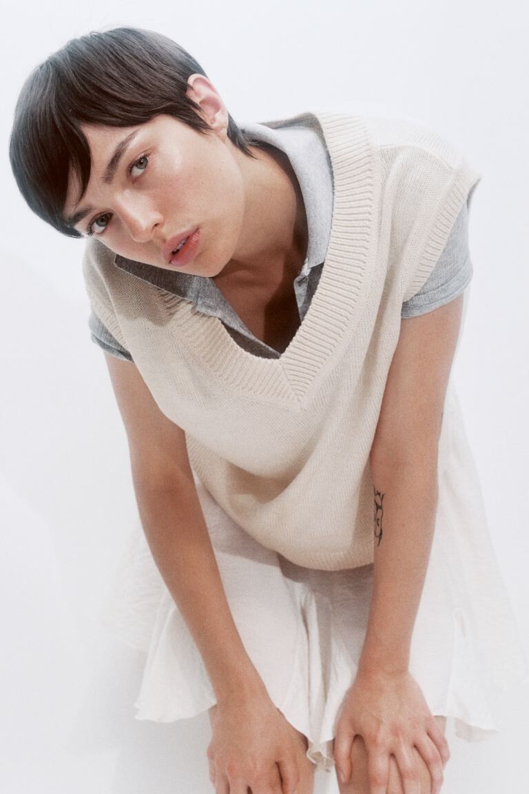 Свитер с v-образным вырезом H&M, бежевый
Свитер с v-образным вырезом H&M, бежевый