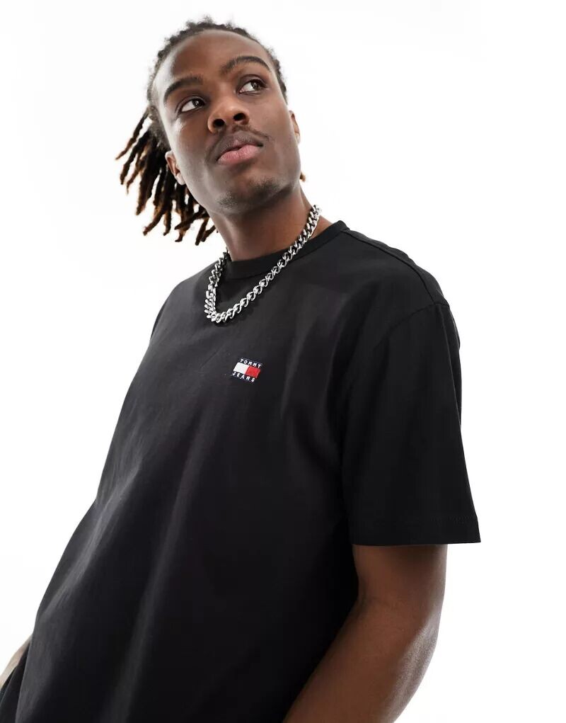 Черная футболка классического кроя с нашивкой-логотипом Tommy Jeans
Черная футболка классического кроя с нашивкой-логотипом Tommy Jeans