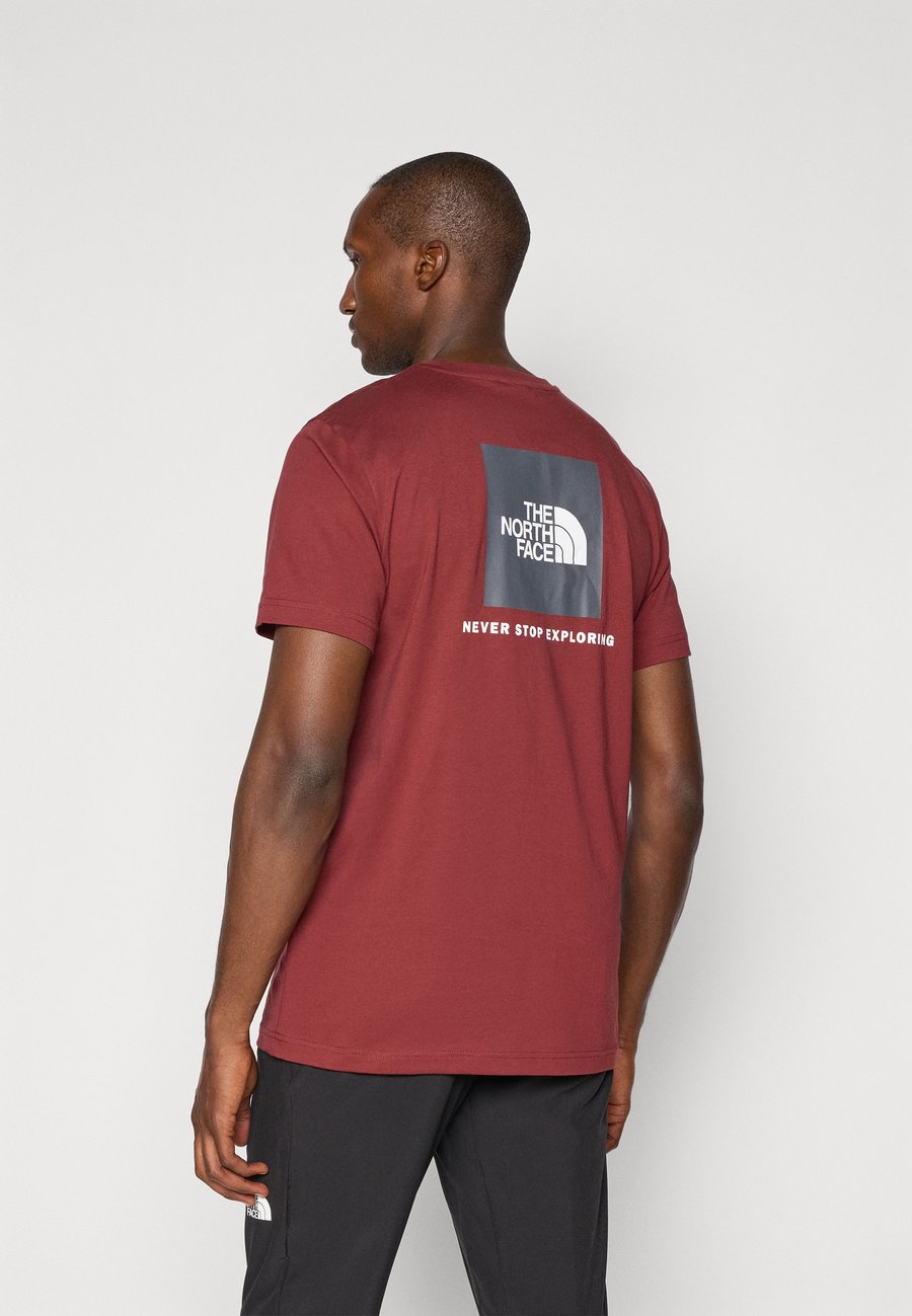 Футболка The North Face M SS BOX NSE TEE, Sumac/Asphalt Grey/Dark Red
Футболка The North Face M SS BOX NSE TEE, Sumac/Asphalt Grey/Dark Red