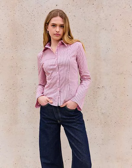 Розовая приталенная рубашка с расклешенными рукавами Bershka
Розовая приталенная рубашка с расклешенными рукавами Bershka