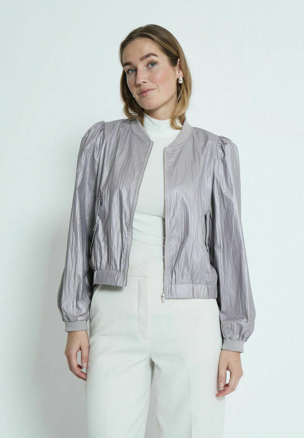 Куртка-бомбер JANICE Minus, фиолетовый
Куртка-бомбер JANICE Minus, фиолетовый