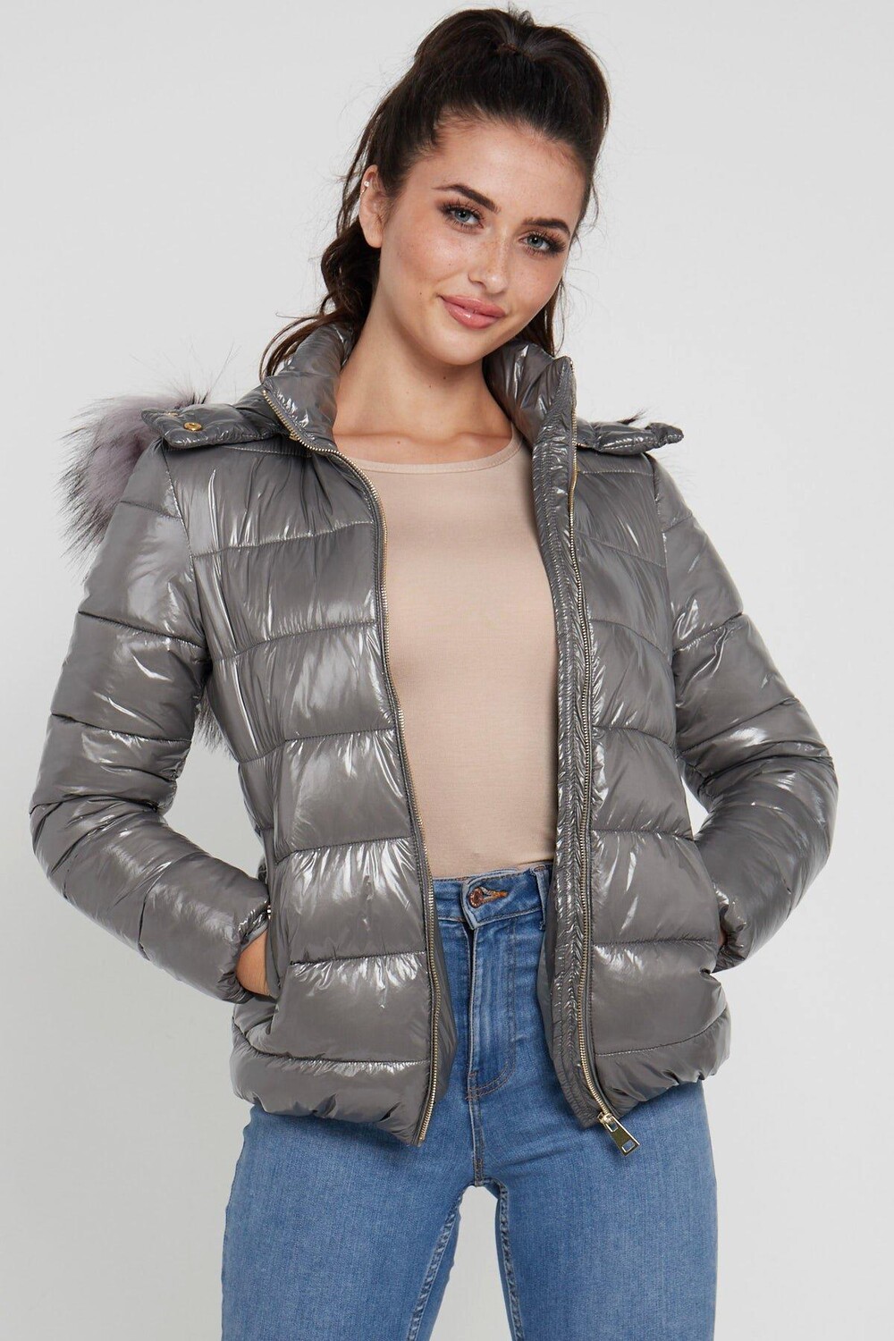 Блестящая куртка-пуховик с эластичным поясом и искусственным мехом на капюшоне Love Sunshine, серый
Блестящая куртка-пуховик с эластичным поясом и искусственным мехом на капюшоне Love Sunshine, серый