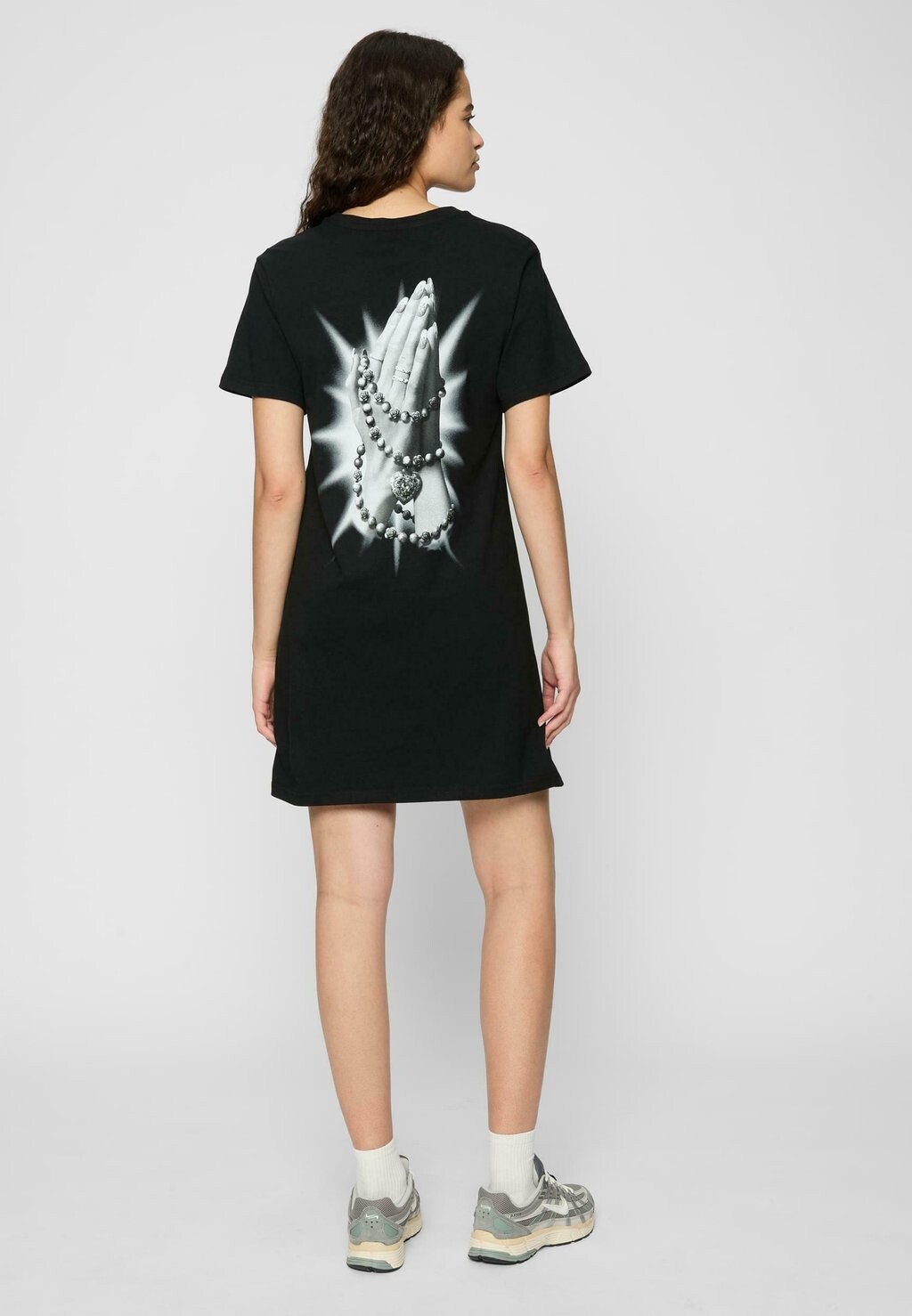 Платье из джерси PRAYING HANDS Mister Tee, черный 
Платье из джерси PRAYING HANDS Mister Tee, черный