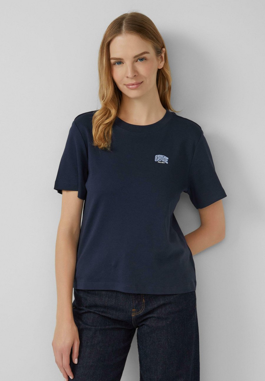 Футболка s.Oliver AUS INTERLOCK MIT KLEINEM PATCH, Navy/Dark Blue, Синий, Футболка s.Oliver AUS INTERLOCK MIT KLEINEM PATCH, Navy/Dark Blue
Футболка s.Oliver AUS INTERLOCK MIT KLEINEM PATCH, Navy/Dark Blue, Синий, Футболка s.Oliver AUS INTERLOCK MIT KLEINEM PATCH, Navy/Dark Blue