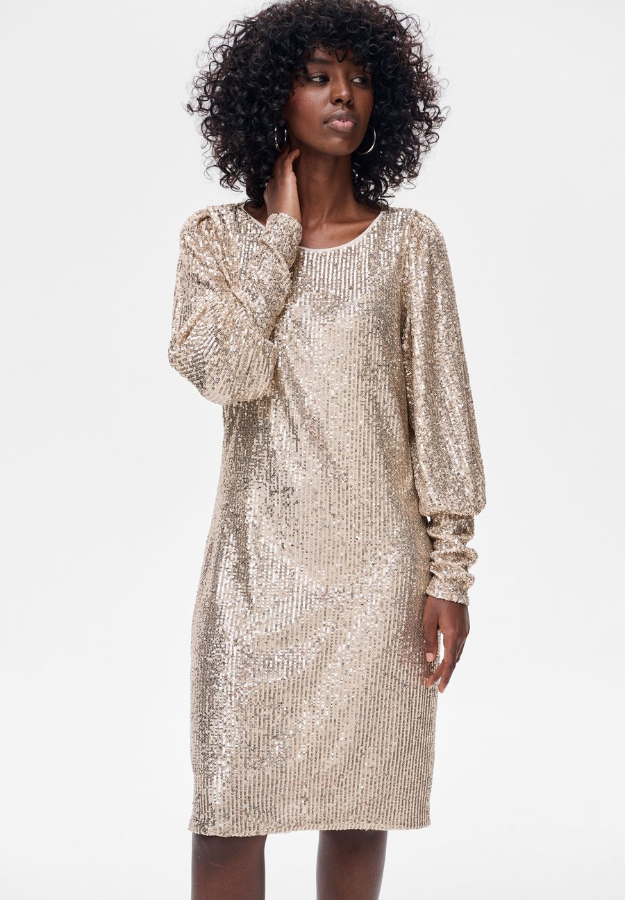 Платье blue shadow SELESTI, Złoty/Gold-Coloured
Платье blue shadow SELESTI, Złoty/Gold-Coloured