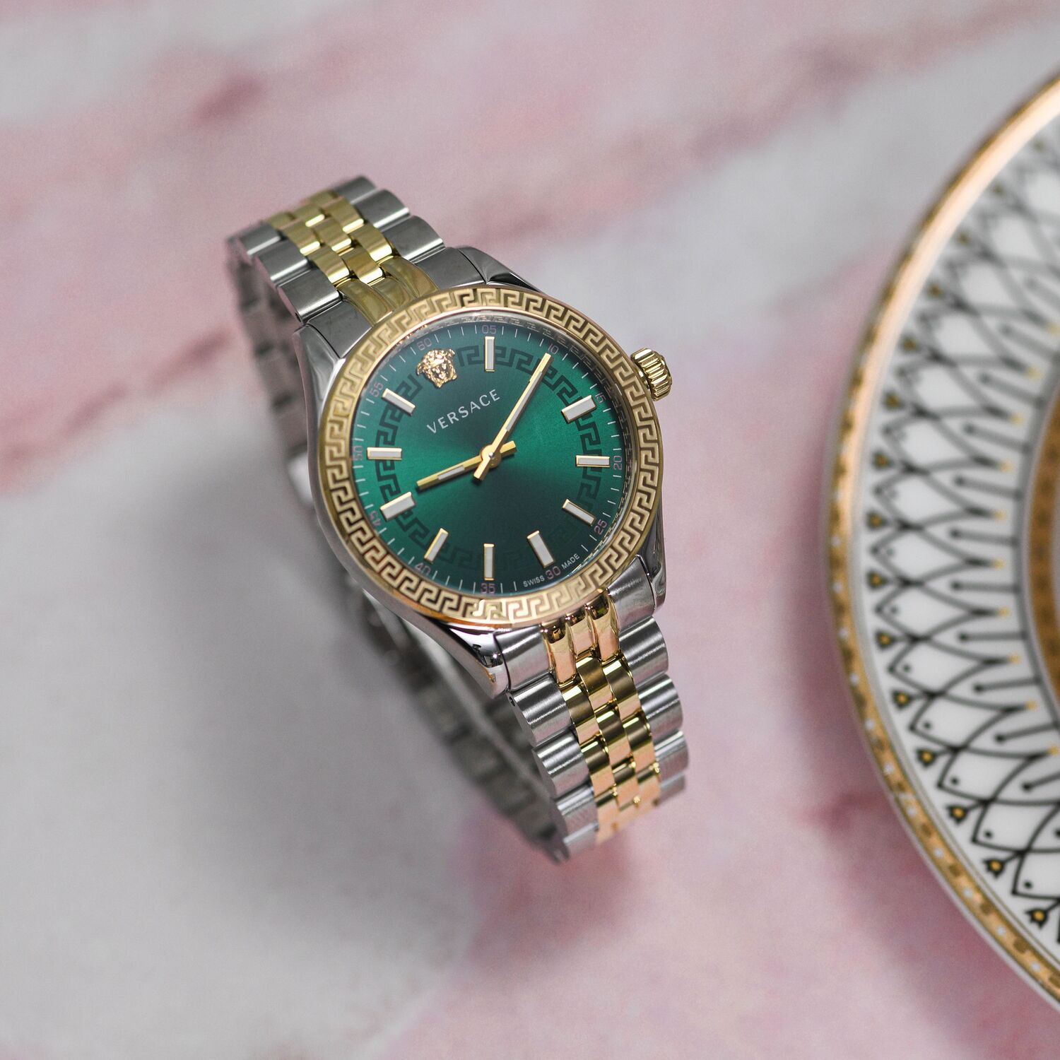 Часы на запястье Кварцевый механизм Стальной браслет 36 Зеленый циферблат Женские часы Лимитированный выпуск Фиолетовая коробка+Шелковый шарф VERSACE
Часы на запястье Кварцевый механизм Стальной браслет 36 Зеленый циферблат Женские часы Лимитированный выпуск Фиолетовая коробка+Шелковый шарф VERSACE