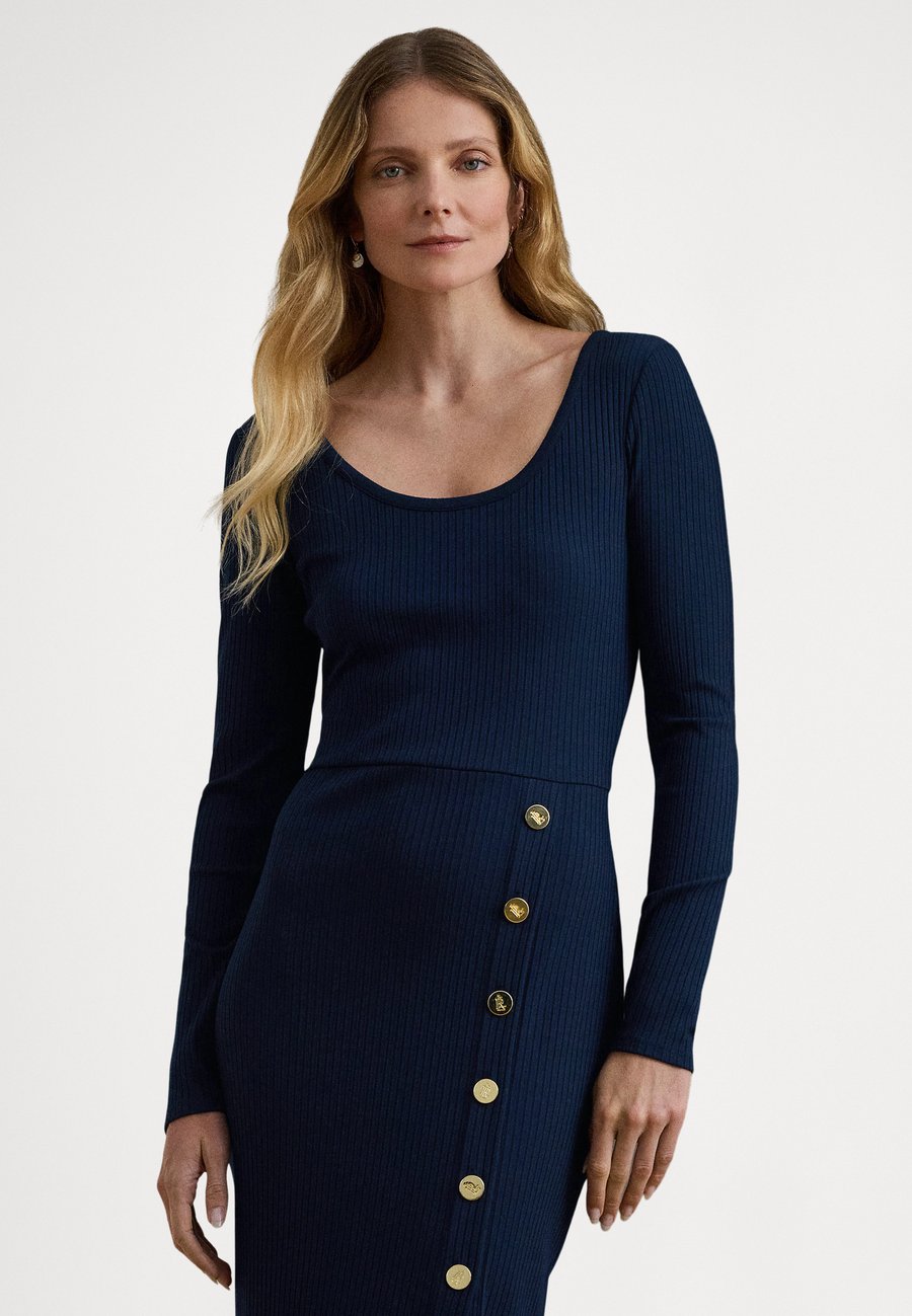 Платье Lauren Ralph Lauren BUTTON-TRIM RIB-KNIT DRESS, Navy/Dark Blue
Платье Lauren Ralph Lauren BUTTON-TRIM RIB-KNIT DRESS, Navy/Dark Blue