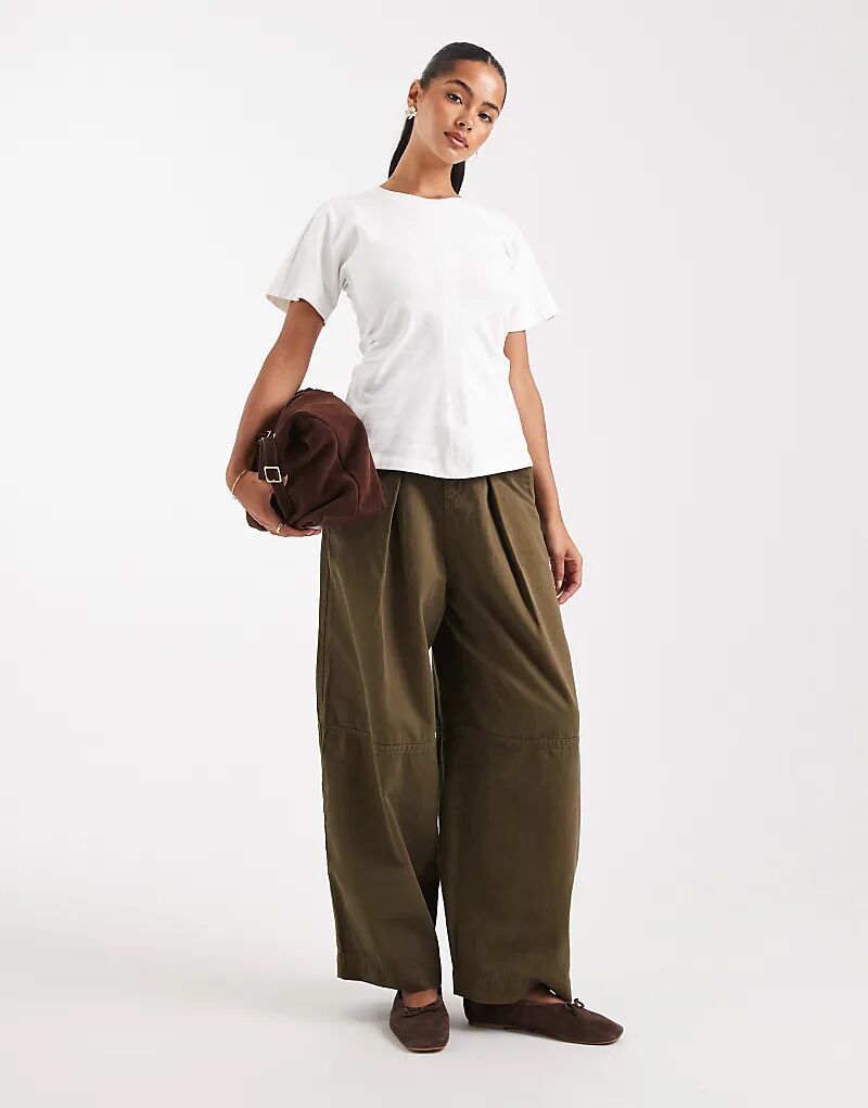 топ с рюшами в белом цвете
топ с рюшами в белом цвете