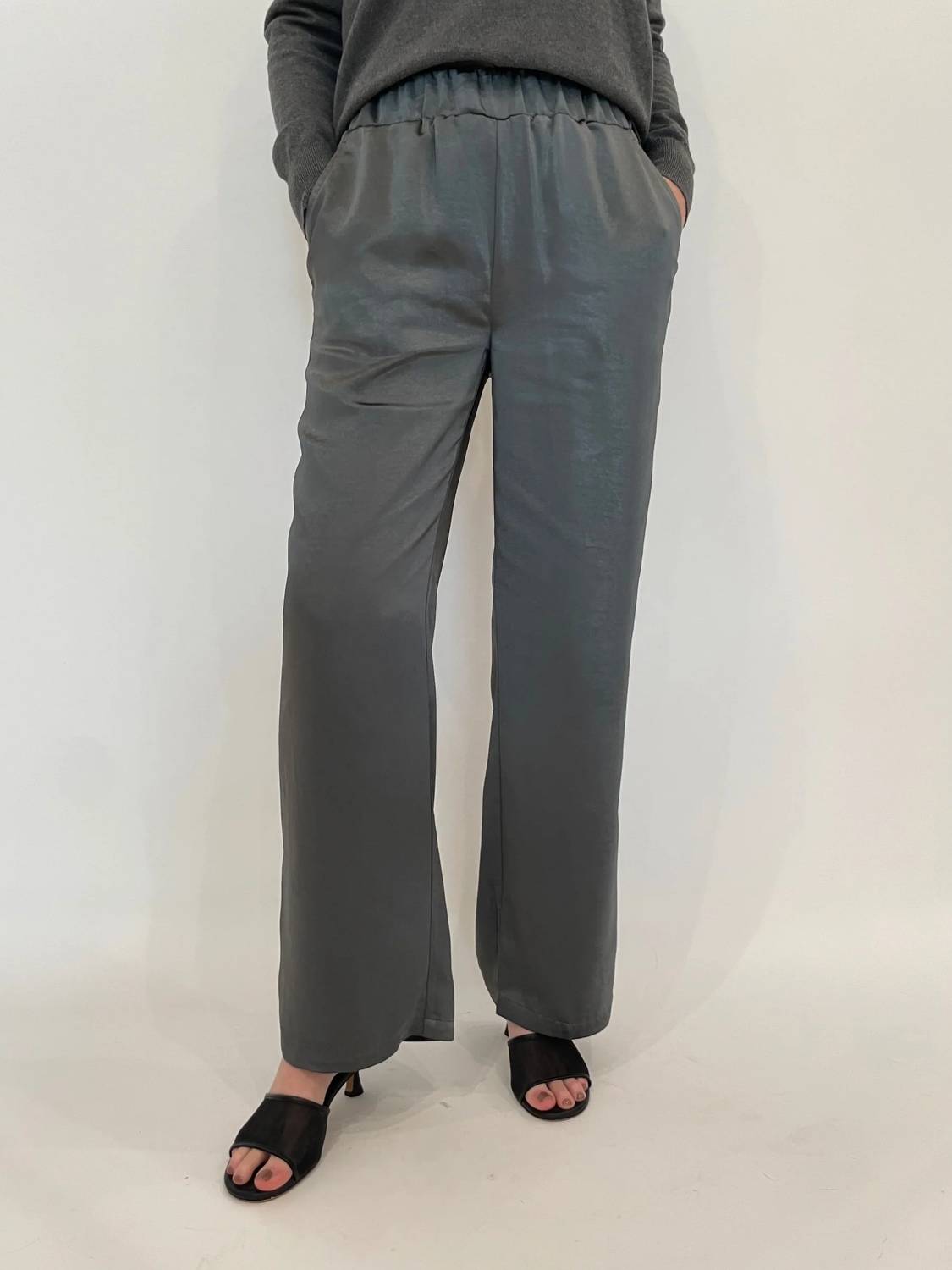 Атласные брюки Jessie серого цвета J. Society
Атласные брюки Jessie серого цвета J. Society