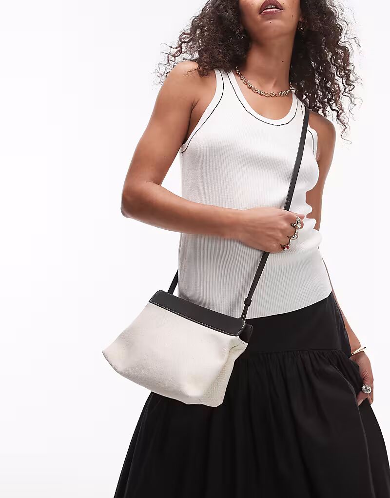 Маленькая холщовая сумка через плечо ARKET с черными кожаными деталями и контрастными швами нейтрального светло-белого цвета