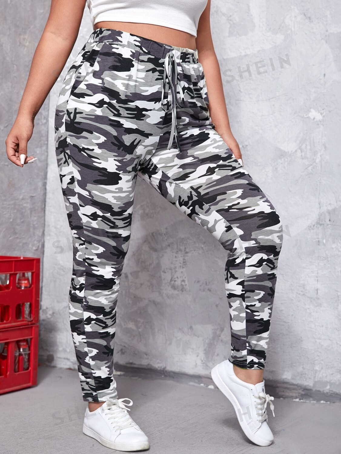 EZwear Брюки больших размеров с камуфляжным рисунком, завязываются спереди Shein, мультиколор
EZwear Брюки больших размеров с камуфляжным рисунком, завязываются спереди Shein, мультиколор