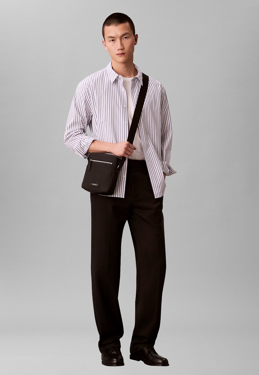 Сумка кросс-боди Calvin Klein EMBOSSED REPORTER, Black
Сумка кросс-боди Calvin Klein EMBOSSED REPORTER, Black