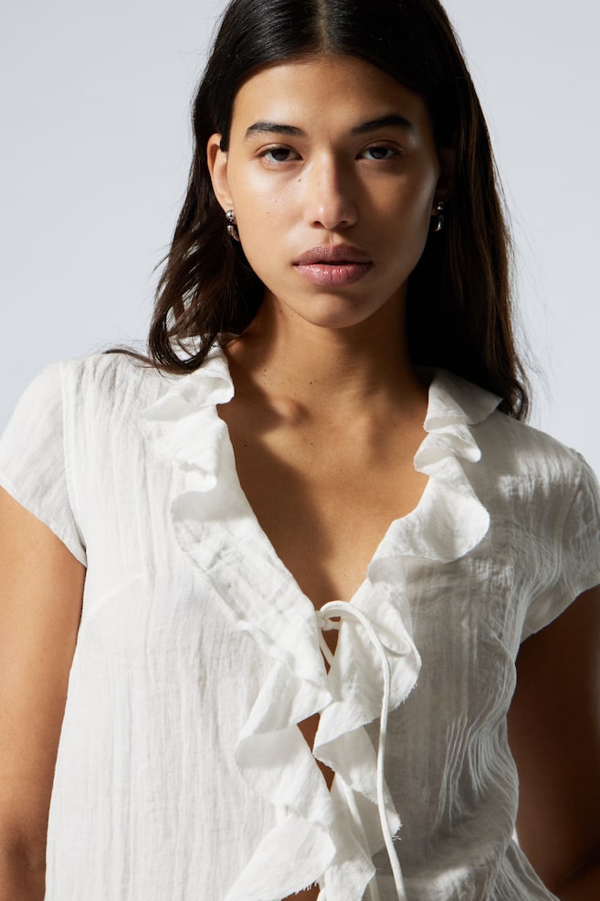 Топ с оборками и шнуровкой спереди. Weekday, белый
Топ с оборками и шнуровкой спереди. Weekday, белый