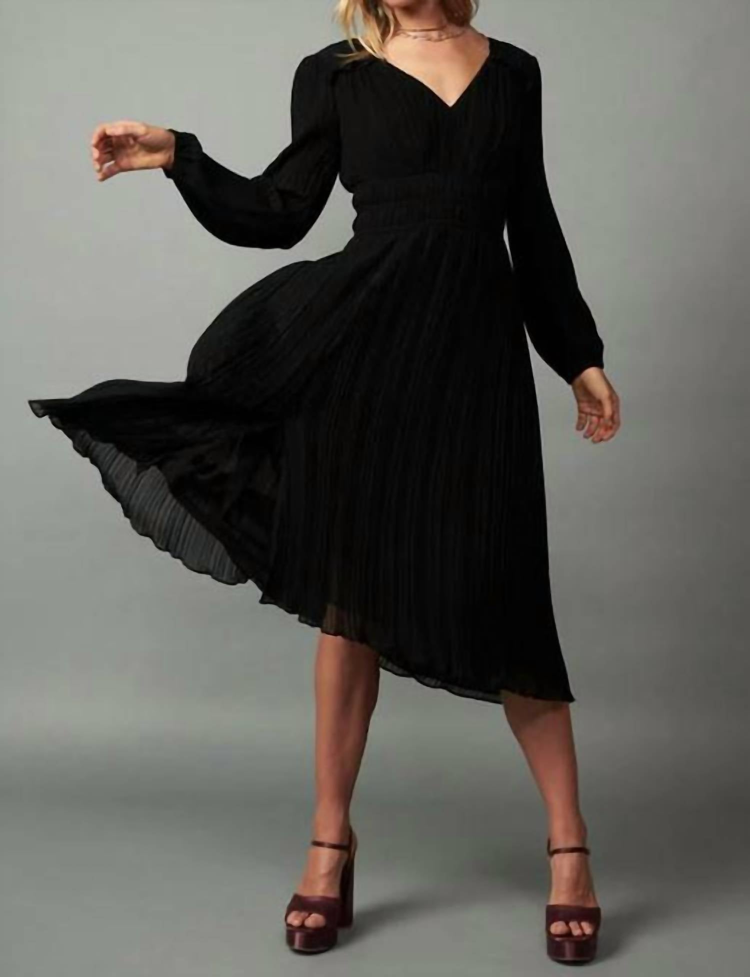 Черное платье с плиссировкой, V-образным вырезом, манжетами и контрастным поясом Current air
Черное платье с плиссировкой, V-образным вырезом, манжетами и контрастным поясом Current air