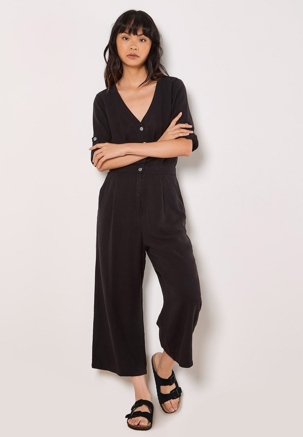 Комбинезон BUTTON DETAIL Apricot, черный
Комбинезон BUTTON DETAIL Apricot, черный