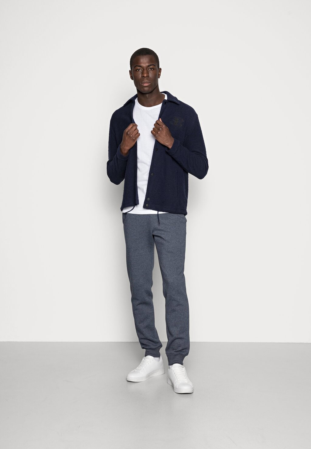 Базовая футболка 3 ПАКЕТА Pier One, белый/черный/светло-серый
Базовая футболка 3 ПАКЕТА Pier One, белый/черный/светло-серый