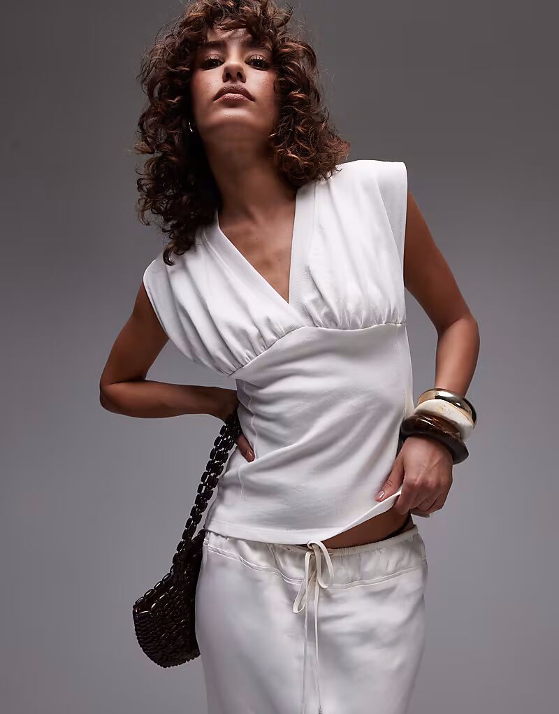 Топ Topshop без рукавов с V-образным вырезом цвета слоновой кости
Топ Topshop без рукавов с V-образным вырезом цвета слоновой кости