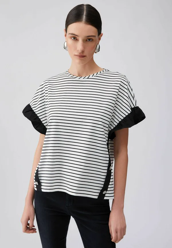 Футболка в полоску с принтом в виде пуговиц, украшенных стразами. Liu Jo, Black, Черный, Футболка в полоску с принтом в виде пуговиц, украшенных стразами. Liu Jo, Black
Футболка в полоску с принтом в виде пуговиц, украшенных стразами. Liu Jo, Black, Черный, Футболка в полоску с принтом в виде пуговиц, украшенных стразами. Liu Jo, Black