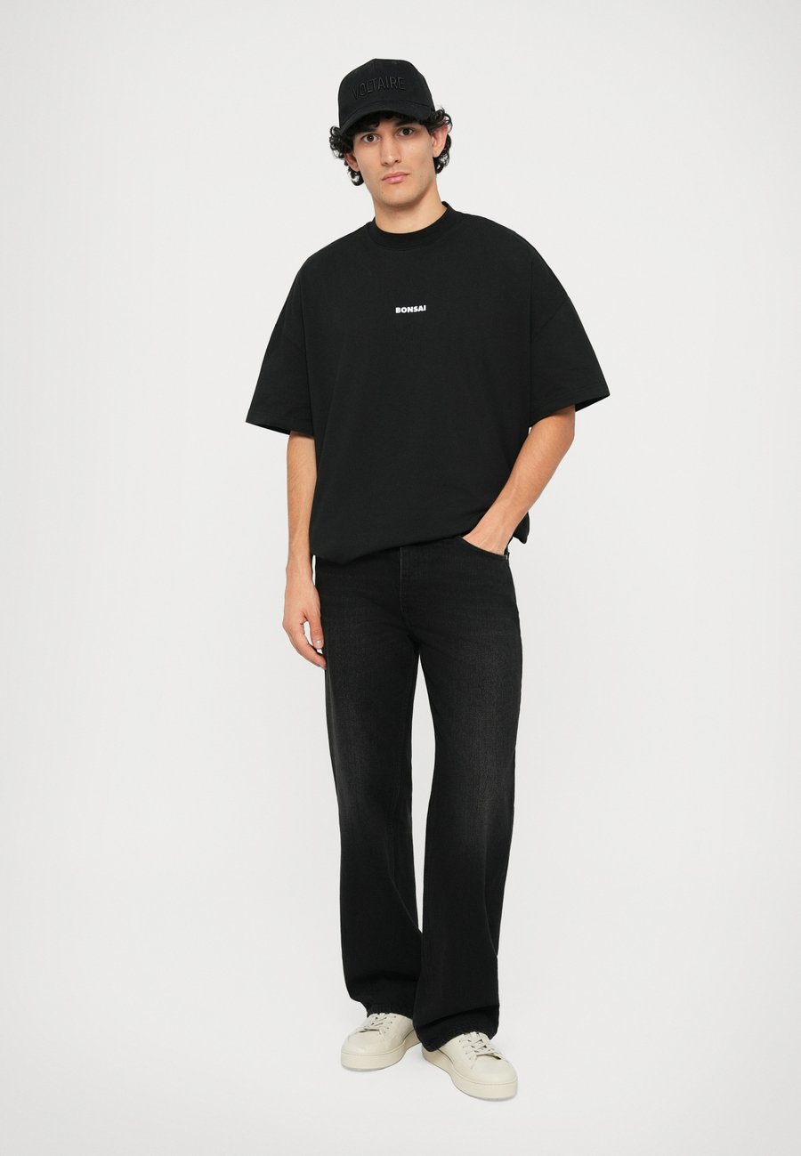 Футболка Bonsai BOX LOGO TEE OVERSIZE FIT UNISEX, Black
Футболка Bonsai BOX LOGO TEE OVERSIZE FIT UNISEX, Black