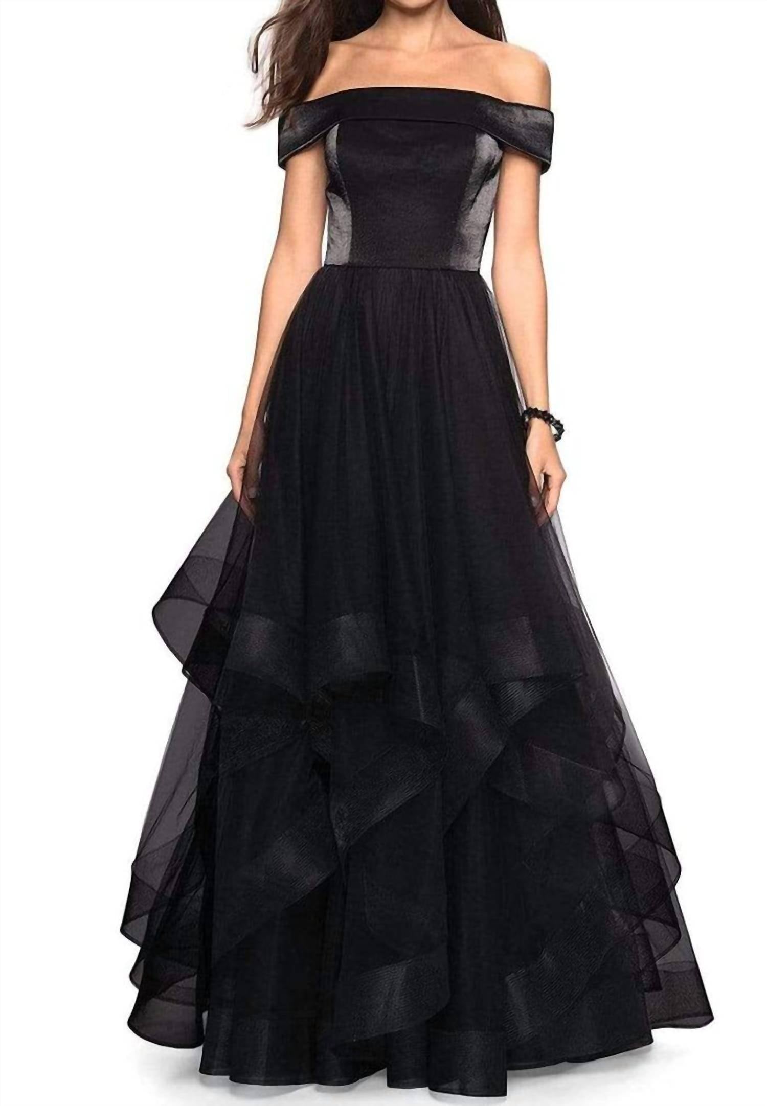 Черное тюлевое платье с открытыми плечами и многоярусной рюшастой юбкой La Femme
Черное тюлевое платье с открытыми плечами и многоярусной рюшастой юбкой La Femme