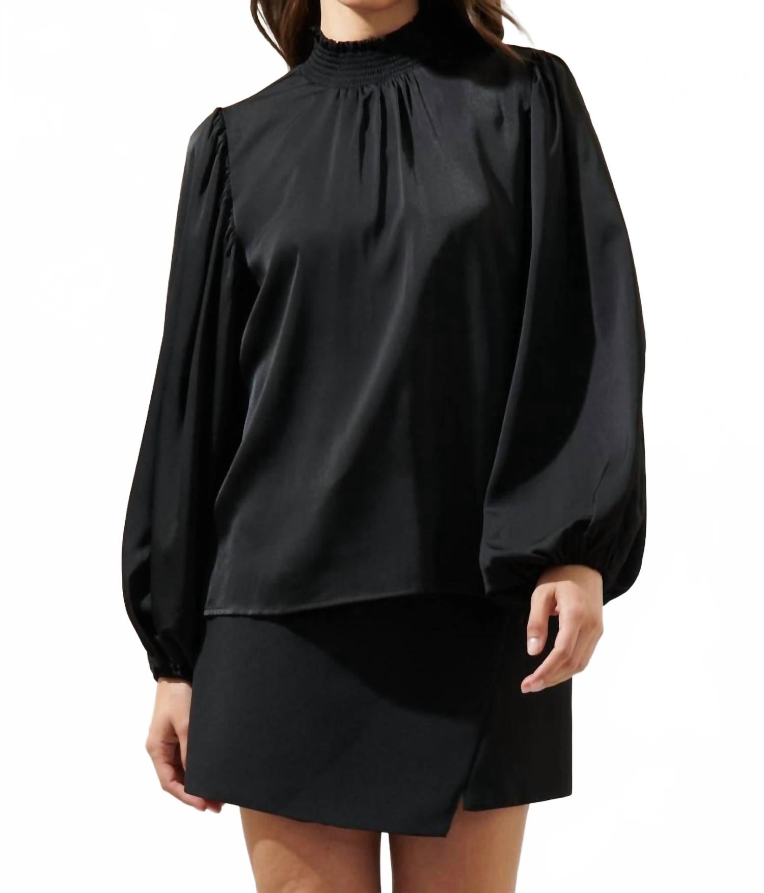 Черная атласная блузка SUGARLIPS
Черная атласная блузка SUGARLIPS