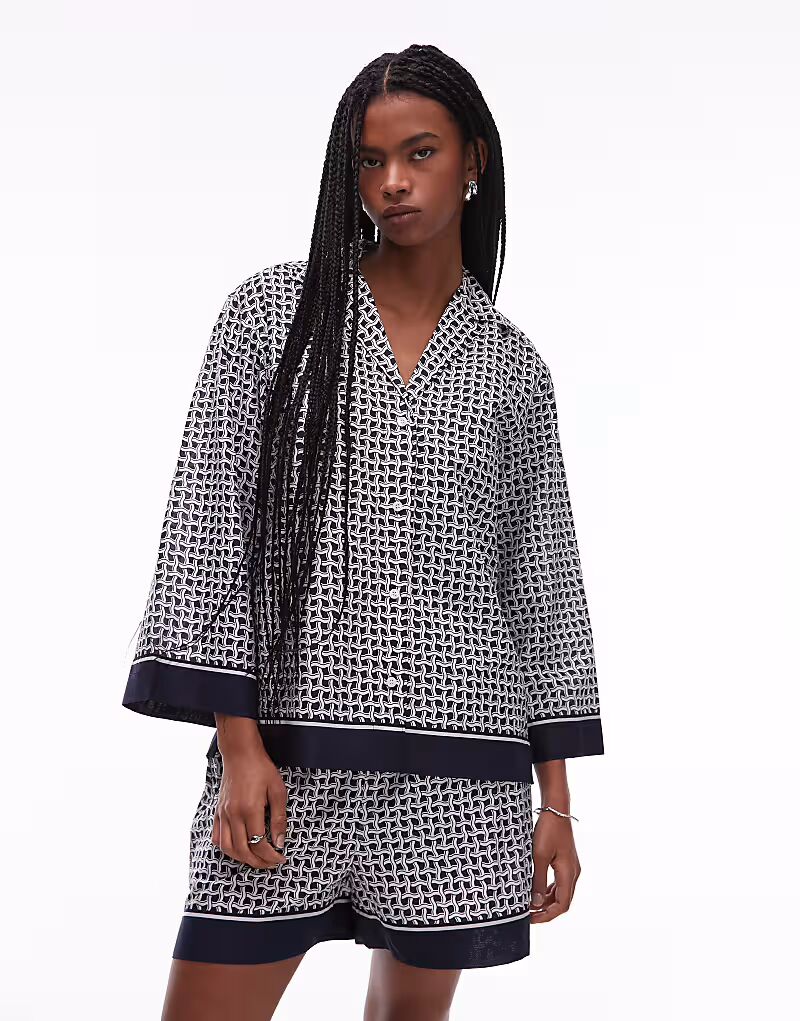 Пляжная рубашка свободного кроя ARKET с отложным воротником и абстрактным плиточным принтом синего цвета
Пляжная рубашка свободного кроя ARKET с отложным воротником и абстрактным плиточным принтом синего цвета