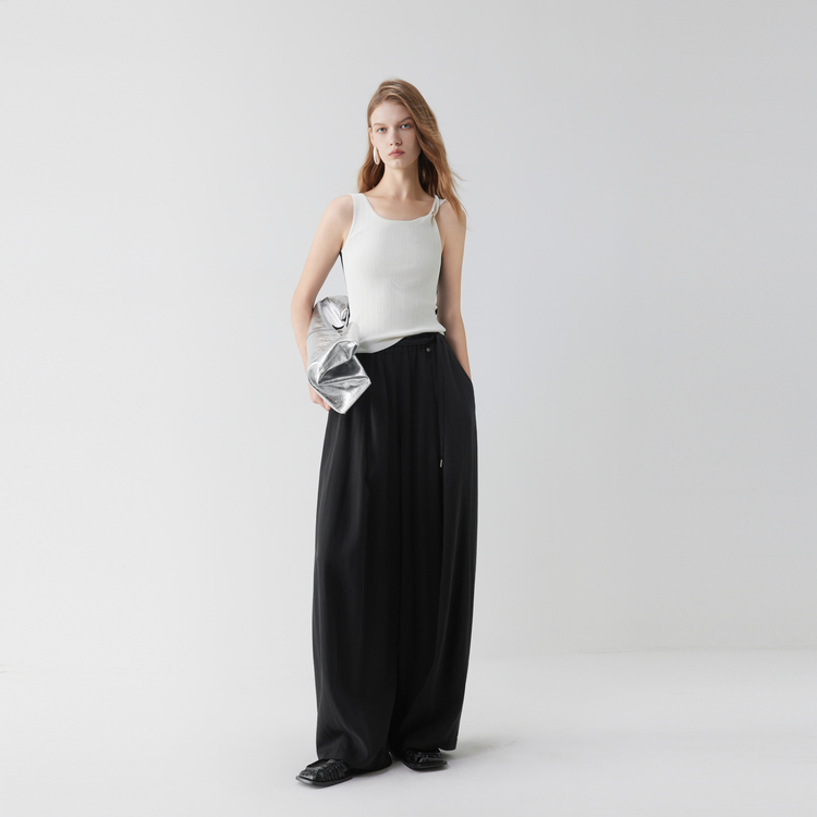 ELLE Повседневные брюки женские black тонкие прямого кроя
ELLE Повседневные брюки женские black тонкие прямого кроя