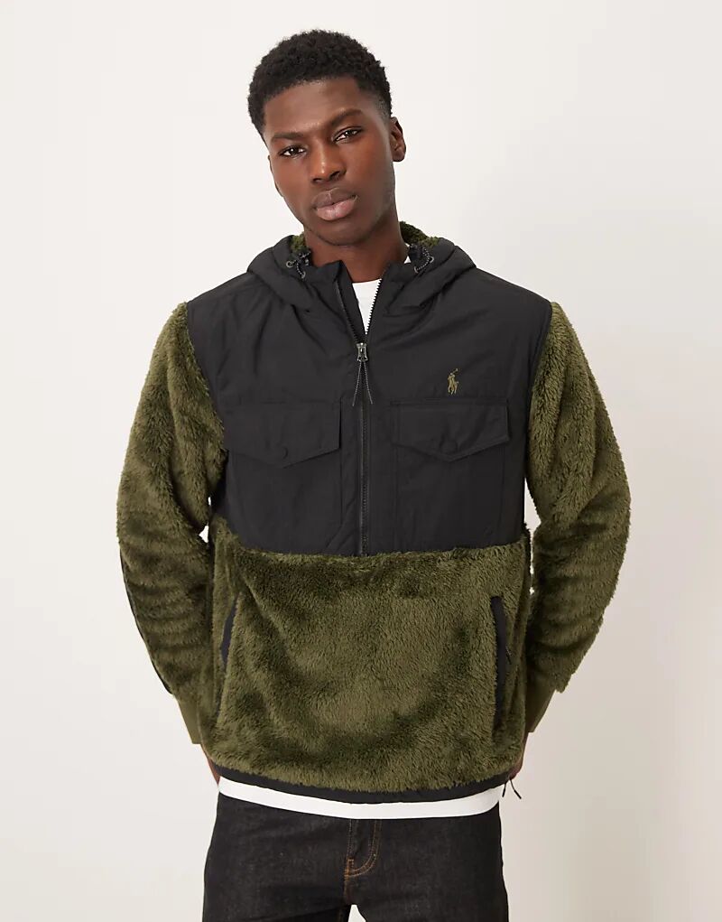 Зеленый свитер с логотипом Polo Ralph Lauren, выполненный из гибридного материала Borg Sherpa, с застежкой на четвертную молнию.
Зеленый свитер с логотипом Polo Ralph Lauren, выполненный из гибридного материала Borg Sherpa, с застежкой на четвертную молнию.