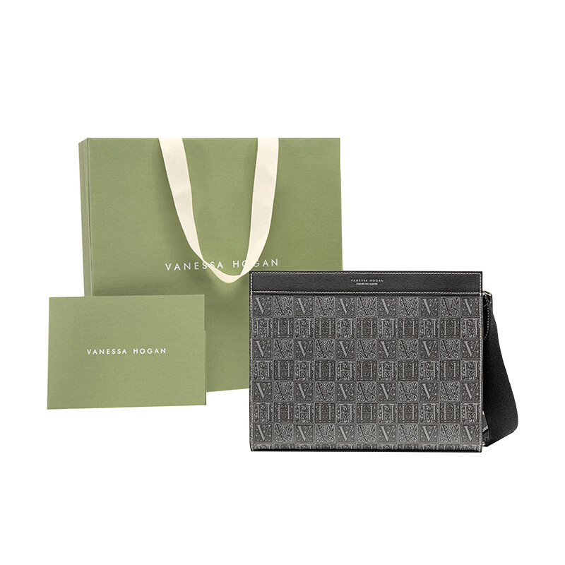 Vanessa Hogan Мужская сумка через плечо с монограммой, Черный
Vanessa Hogan Мужская сумка через плечо с монограммой, Черный