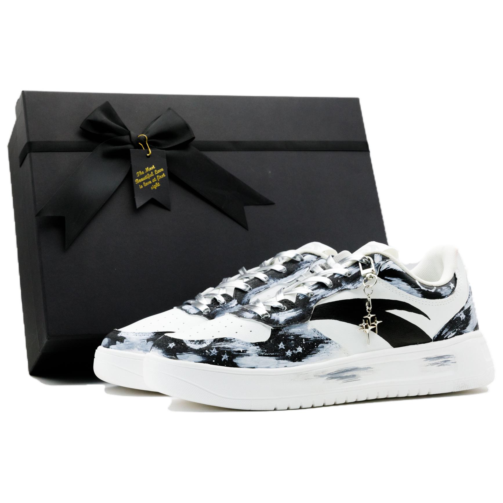 ANTA Мужские низкие кеды для скейтборда с амортизацией и износостойкостью черно-белые - Звездная карта (подарочная коробка обсидиан), цвет Star Map (Obsidian Gift Box)
ANTA Мужские низкие кеды для скейтборда с амортизацией и износостойкостью черно-белые - Звездная карта (подарочная коробка обсидиан), цвет Star Map (Obsidian Gift Box)