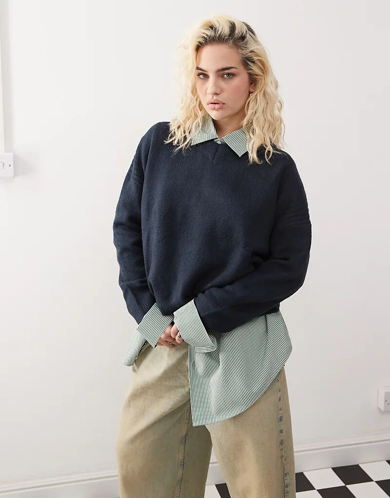 Джемпер COLLUSION Meet and Greet с V-образным вырезом и резинкой на рукавах, цвет темно-синий
Джемпер COLLUSION Meet and Greet с V-образным вырезом и резинкой на рукавах, цвет темно-синий