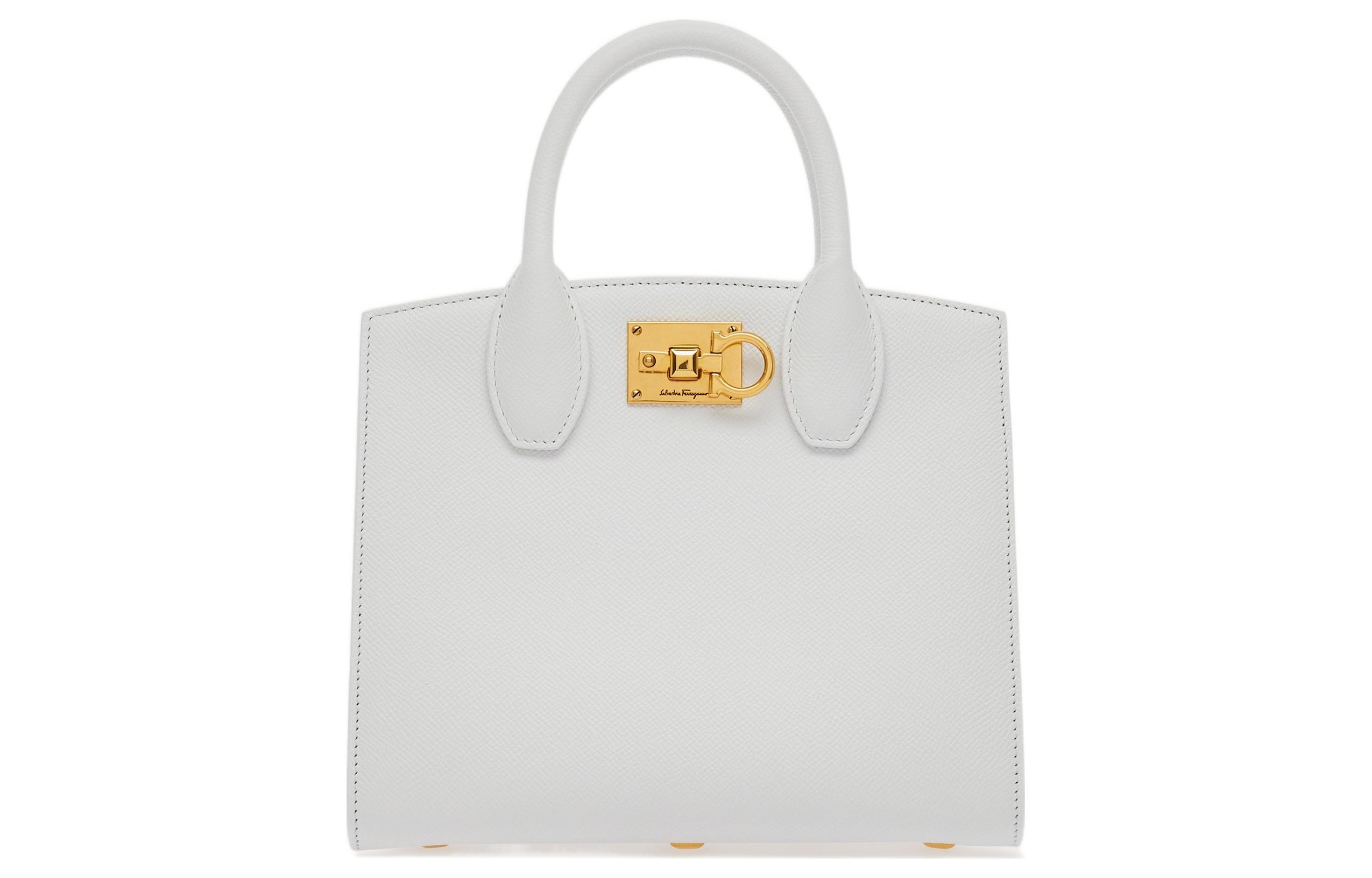 Сумка-бокс Studio Hammered Texture Calfskin, сумка через плечо, кроссбоди, женская ручная кладь Trumpets white Ferragamo, Set (Bag+Dust Bag)
Сумка-бокс Studio Hammered Texture Calfskin, сумка через плечо, кроссбоди, женская ручная кладь Trumpets white Ferragamo, Set (Bag+Dust Bag)