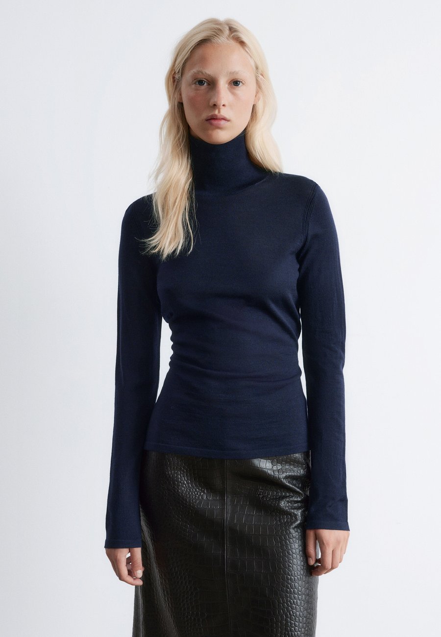 Джемпер & other stories TURTLENECK, Dark Blue
Джемпер & other stories TURTLENECK, Dark Blue