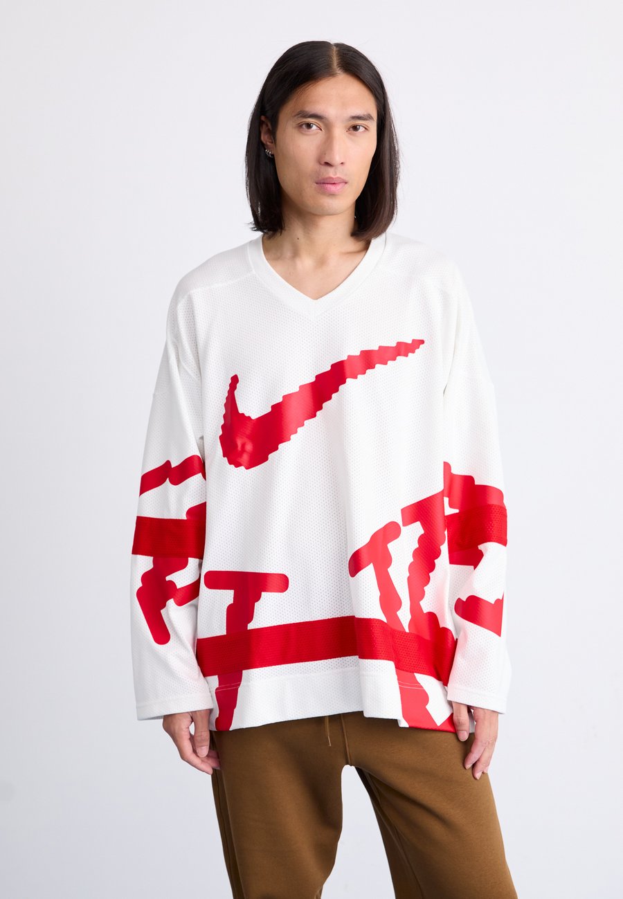 Топ Nike Sportswear CLUB HOCKEY NEO, White/University Red/White
Топ Nike Sportswear CLUB HOCKEY NEO, White/University Red/White