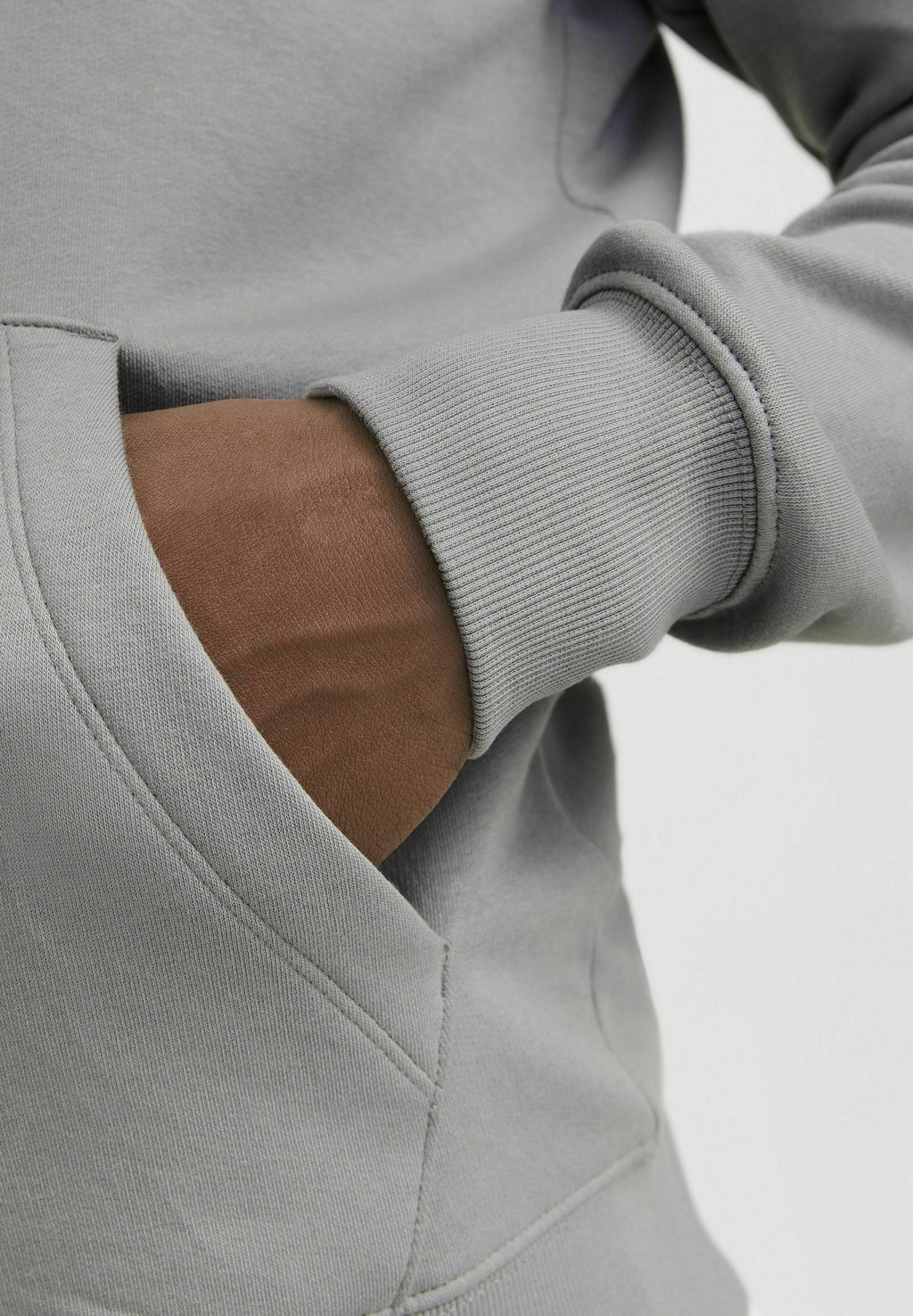 Толстовка на молнии JJESTAR BASIC HOOD Jack & Jones, серый
Толстовка на молнии JJESTAR BASIC HOOD Jack & Jones, серый