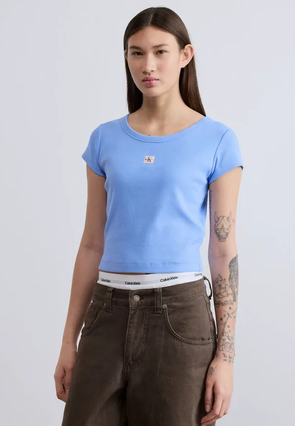 Футболка с надписью "baby tee" (базовая футболка) Calvin Klein Jeans, Blue Descent, Синий, Футболка с надписью "baby tee" (базовая футболка) Calvin Klein Jeans, Blue Descent
Футболка с надписью "baby tee" (базовая футболка) Calvin Klein Jeans, Blue Descent, Синий, Футболка с надписью "baby tee" (базовая футболка) Calvin Klein Jeans, Blue Descent