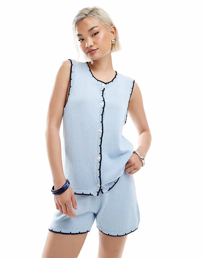Жилет Vero Moda из трикотажного материала с контрастной отделкой фестончатым краем нежно-голубого цвета
Жилет Vero Moda из трикотажного материала с контрастной отделкой фестончатым краем нежно-голубого цвета