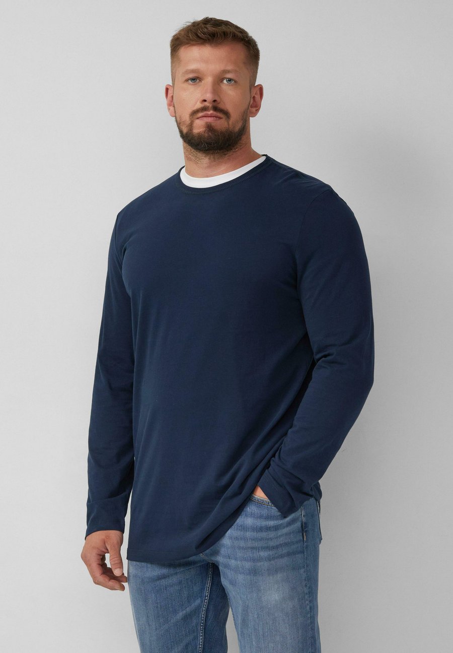 Топ s.Oliver SOFTES LONGSLEEVE MIT CREW NECK UND LOGO-PATCH, Navy/Dark Blue
Топ s.Oliver SOFTES LONGSLEEVE MIT CREW NECK UND LOGO-PATCH, Navy/Dark Blue