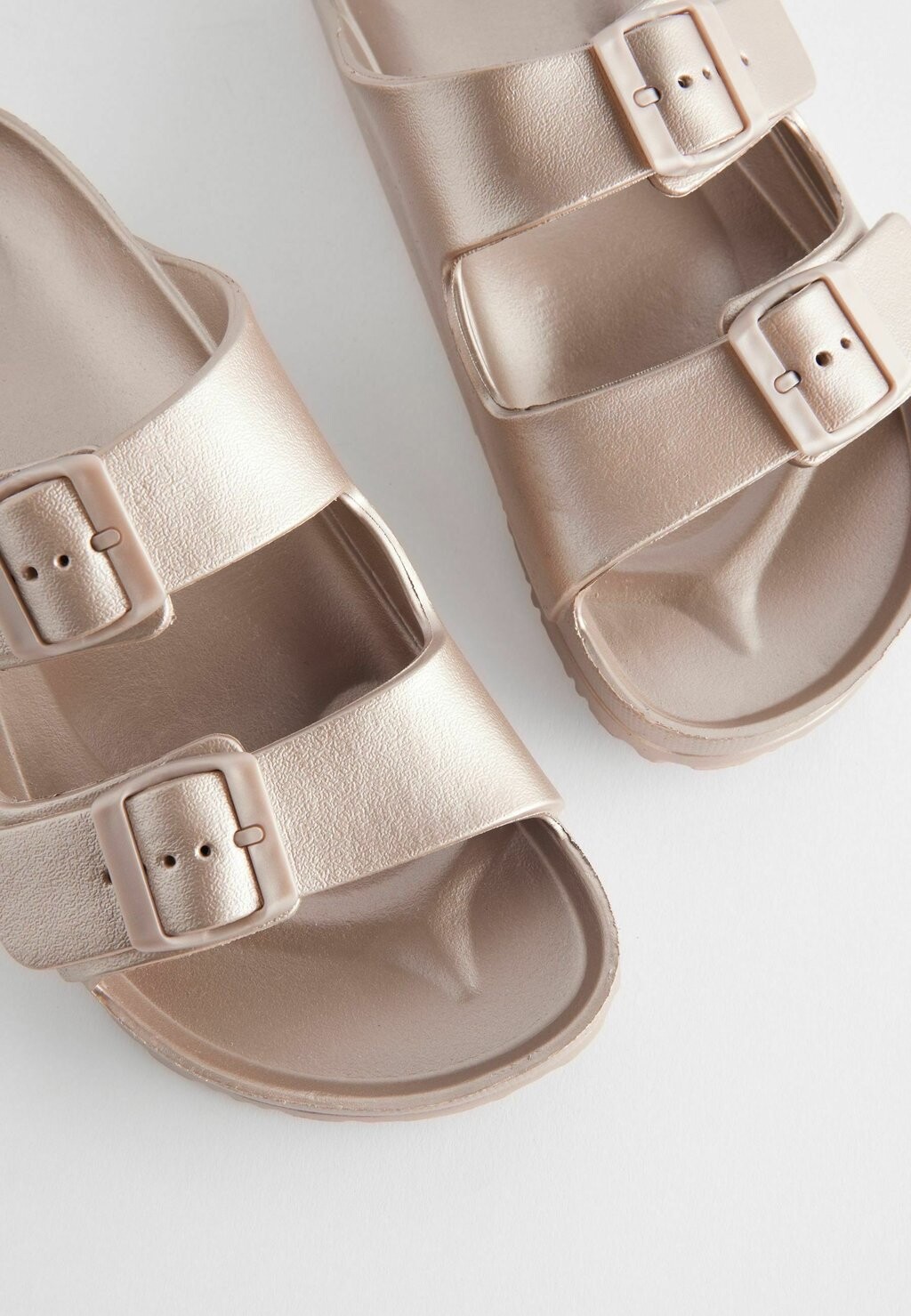 Пляжные тапочки и босоножки With Adjustable Buckles Standard Next, серый металлик
Пляжные тапочки и босоножки With Adjustable Buckles Standard Next, серый металлик