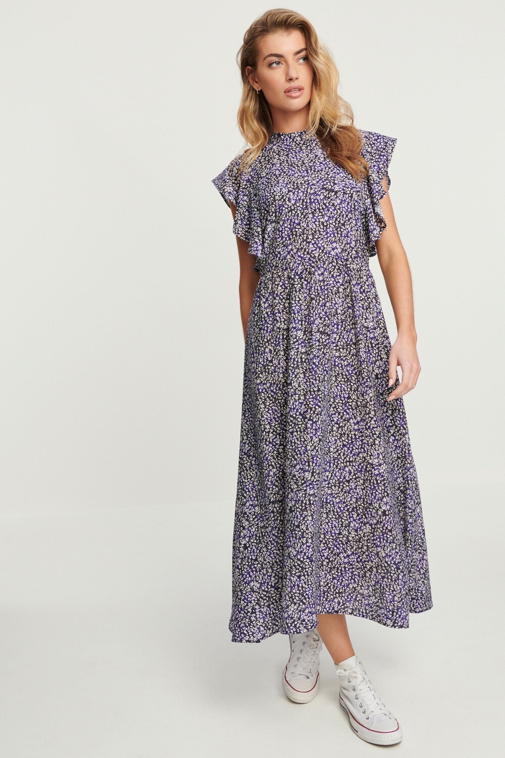 Платье миди со струящимися рукавами и высоким вырезом Next, синий
Платье миди со струящимися рукавами и высоким вырезом Next, синий