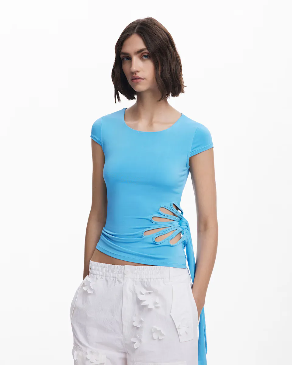 Женская футболка Tyler McGillivary с вырезанным цветком Desigual, синий
Женская футболка Tyler McGillivary с вырезанным цветком Desigual, синий