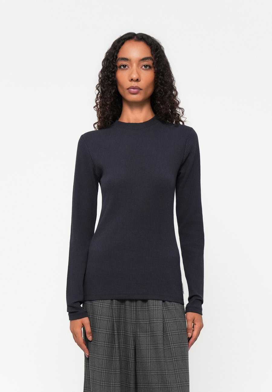 Топ Marc O'Polo DENIM CREWNECK SLIM FIT, Blue Depths/Dark Blue
Топ Marc O'Polo DENIM CREWNECK SLIM FIT, Blue Depths/Dark Blue