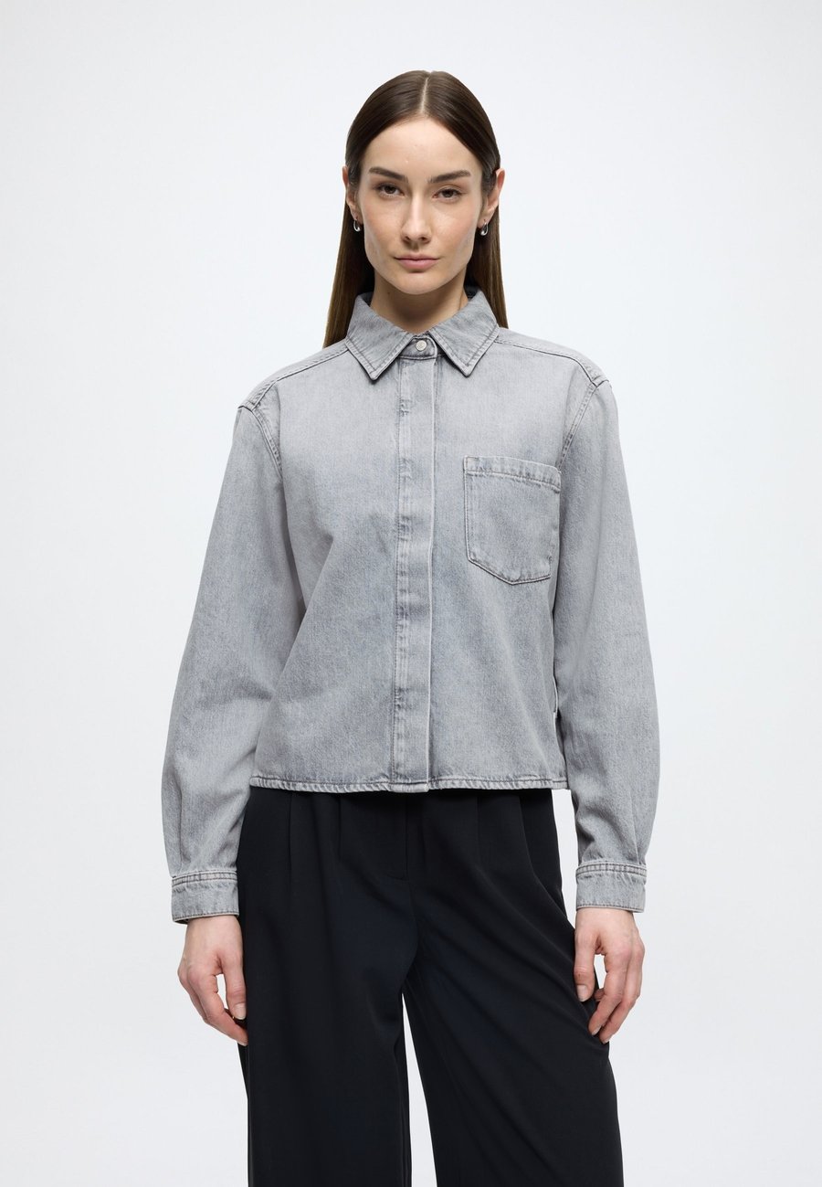 Блуза Marc O'Polo DENIM DENIM BLOUSES LONGSLEEVE, BOXY FIT, Light Grey_Multi_08/Rinsed Denim
Блуза Marc O'Polo DENIM DENIM BLOUSES LONGSLEEVE, BOXY FIT, Light Grey_Multi_08/Rinsed Denim