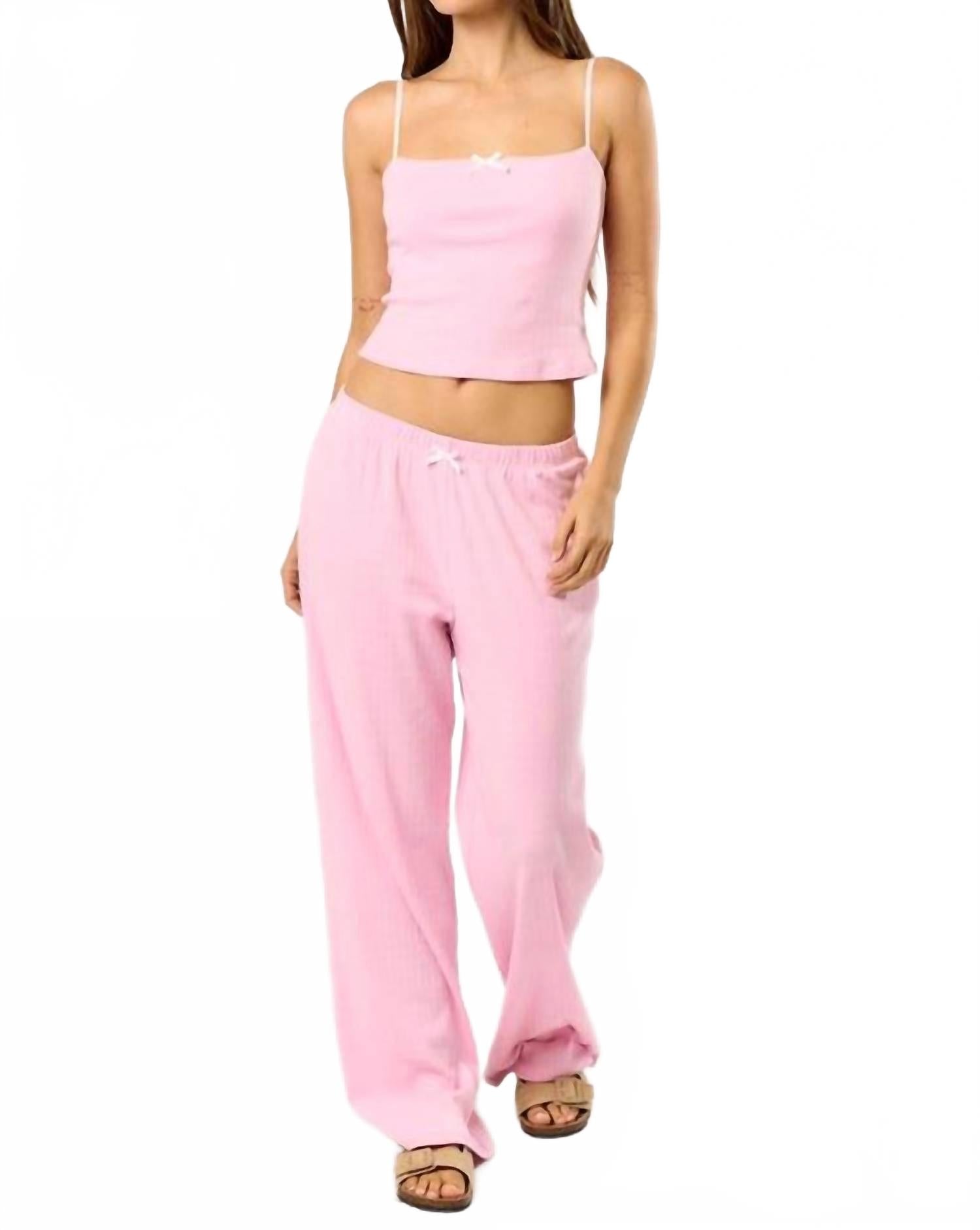 Топ и брюки с бантом розового цвета Adora
Топ и брюки с бантом розового цвета Adora