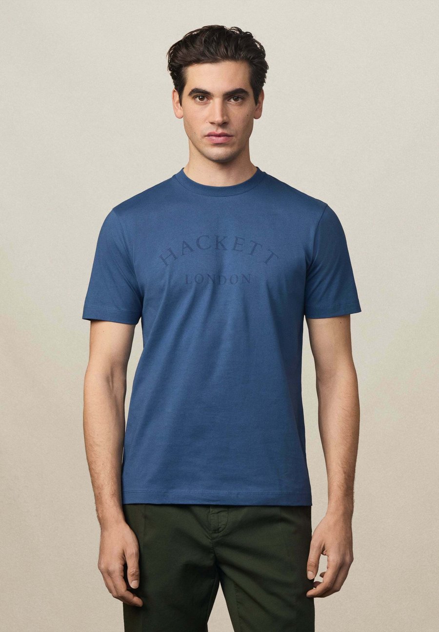 Футболка Hackett London Print T-shirt, Dark Denim Blue/Dark-Blue Denim, Синий, Футболка Hackett London Print T-shirt, Dark Denim Blue/Dark-Blue Denim
Футболка Hackett London Print T-shirt, Dark Denim Blue/Dark-Blue Denim, Синий, Футболка Hackett London Print T-shirt, Dark Denim Blue/Dark-Blue Denim