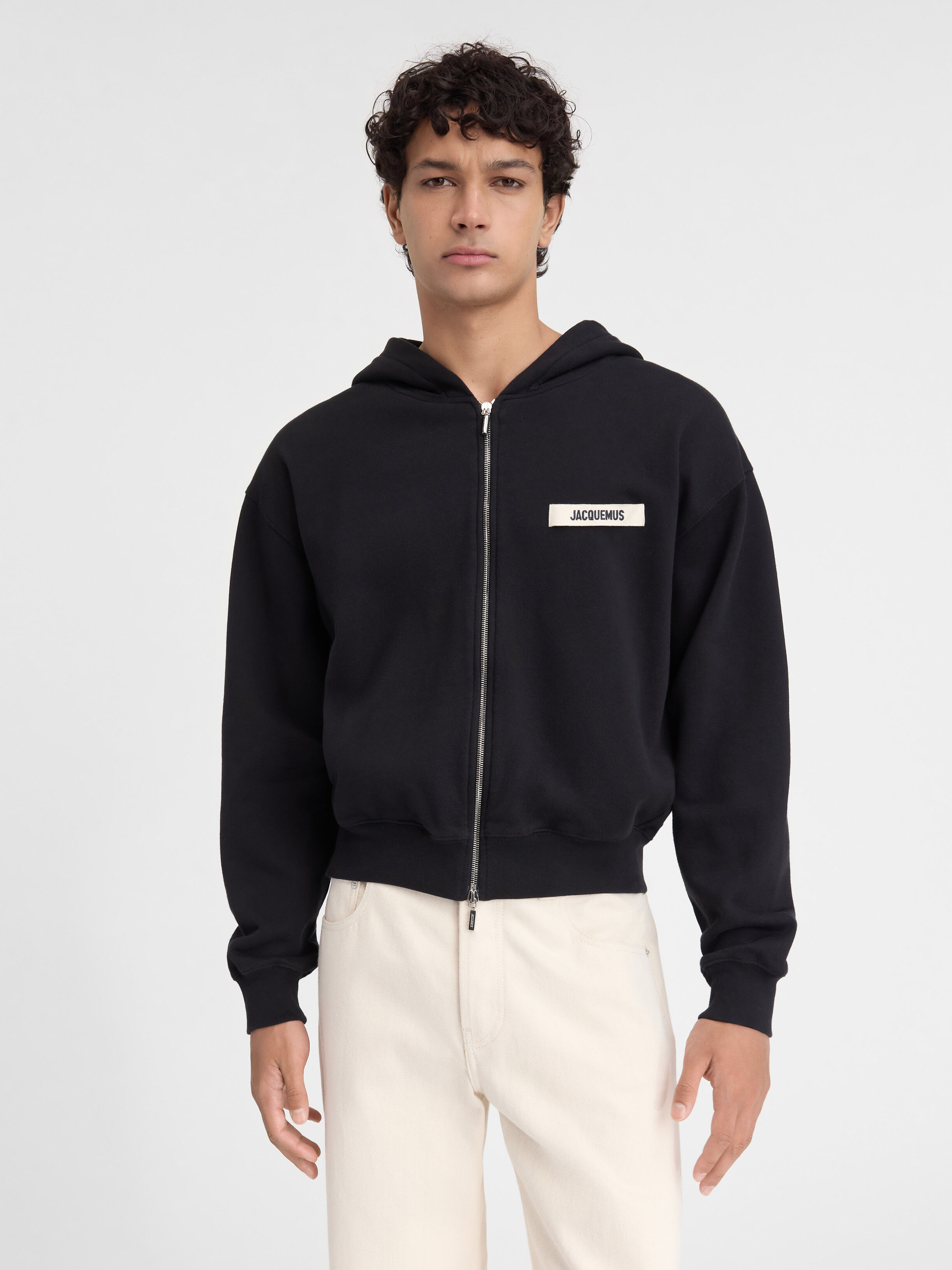 Толстовка с капюшоном на молнии с логотипом Grosgrain JACQUEMUS The Gros Grain zipped hoodie, черный
Толстовка с капюшоном на молнии с логотипом Grosgrain JACQUEMUS The Gros Grain zipped hoodie, черный
