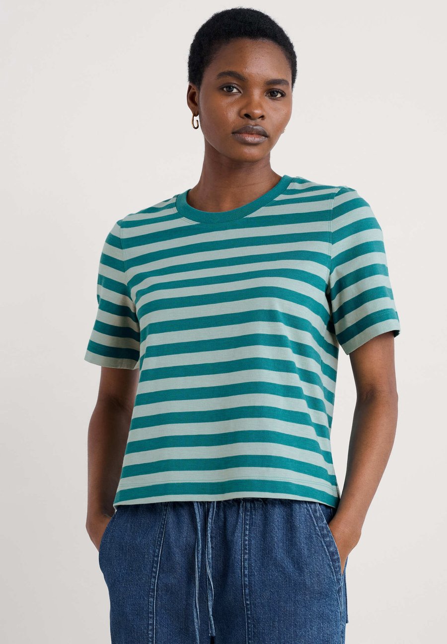 Футболка Seasalt Cornwall Print T-shirt, Teal/Scallion Emulsion/Teal
Футболка Seasalt Cornwall Print T-shirt, Teal/Scallion Emulsion/Teal