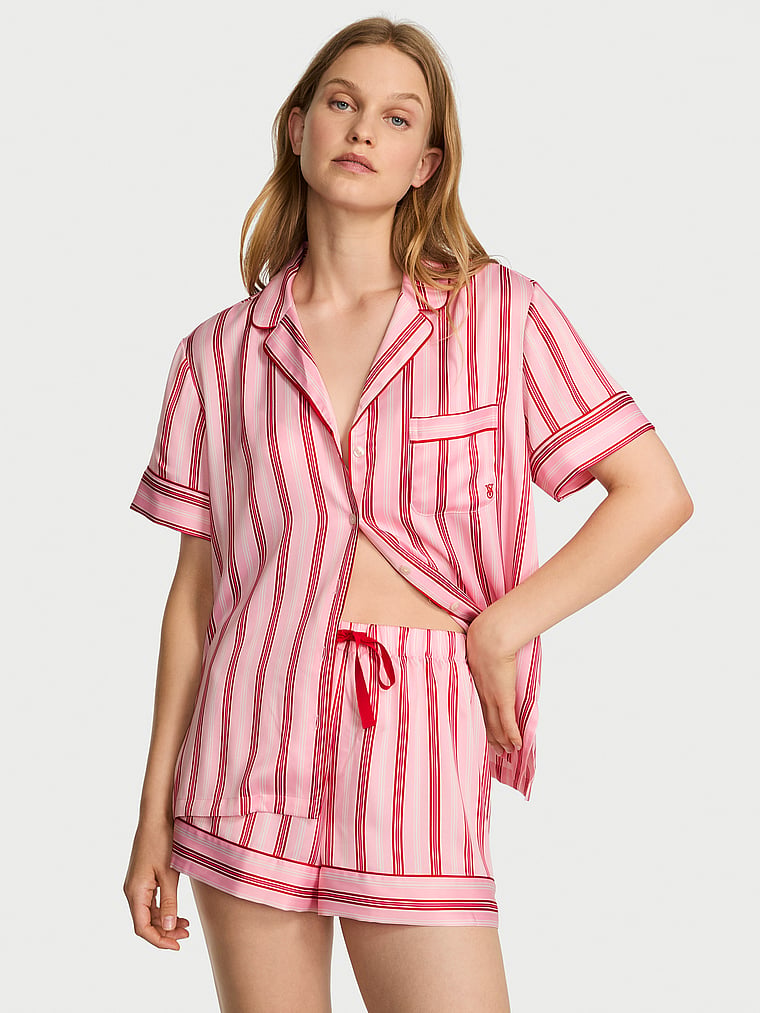 Короткий пижамный комплект из глянцевого атласа Victoria'S Secret, signature satin print
Короткий пижамный комплект из глянцевого атласа Victoria'S Secret, signature satin print