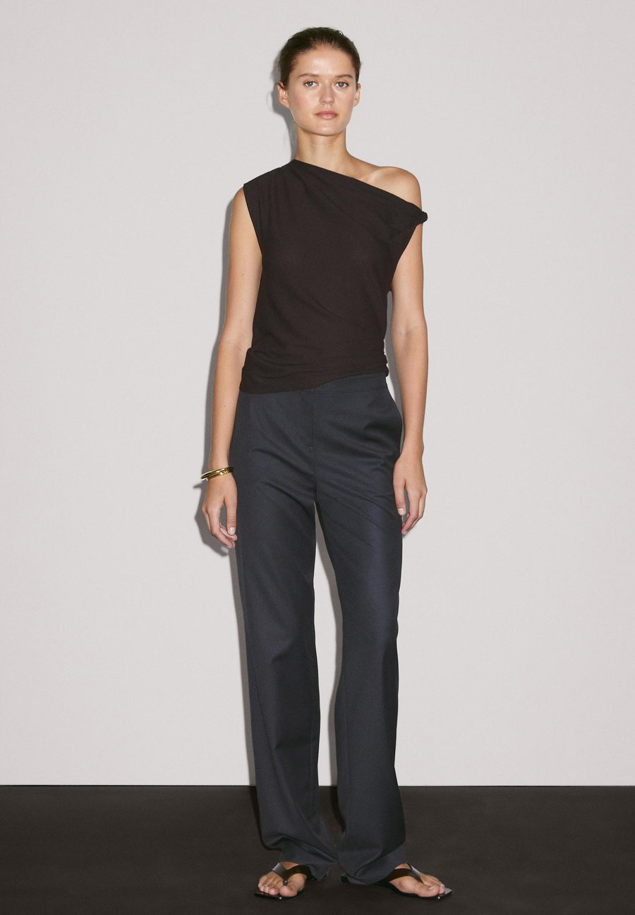 Топ Massimo Dutti ASYMMETRIC WITH KNOT DETAIL, Mottled Brown
Топ Massimo Dutti ASYMMETRIC WITH KNOT DETAIL, Mottled Brown