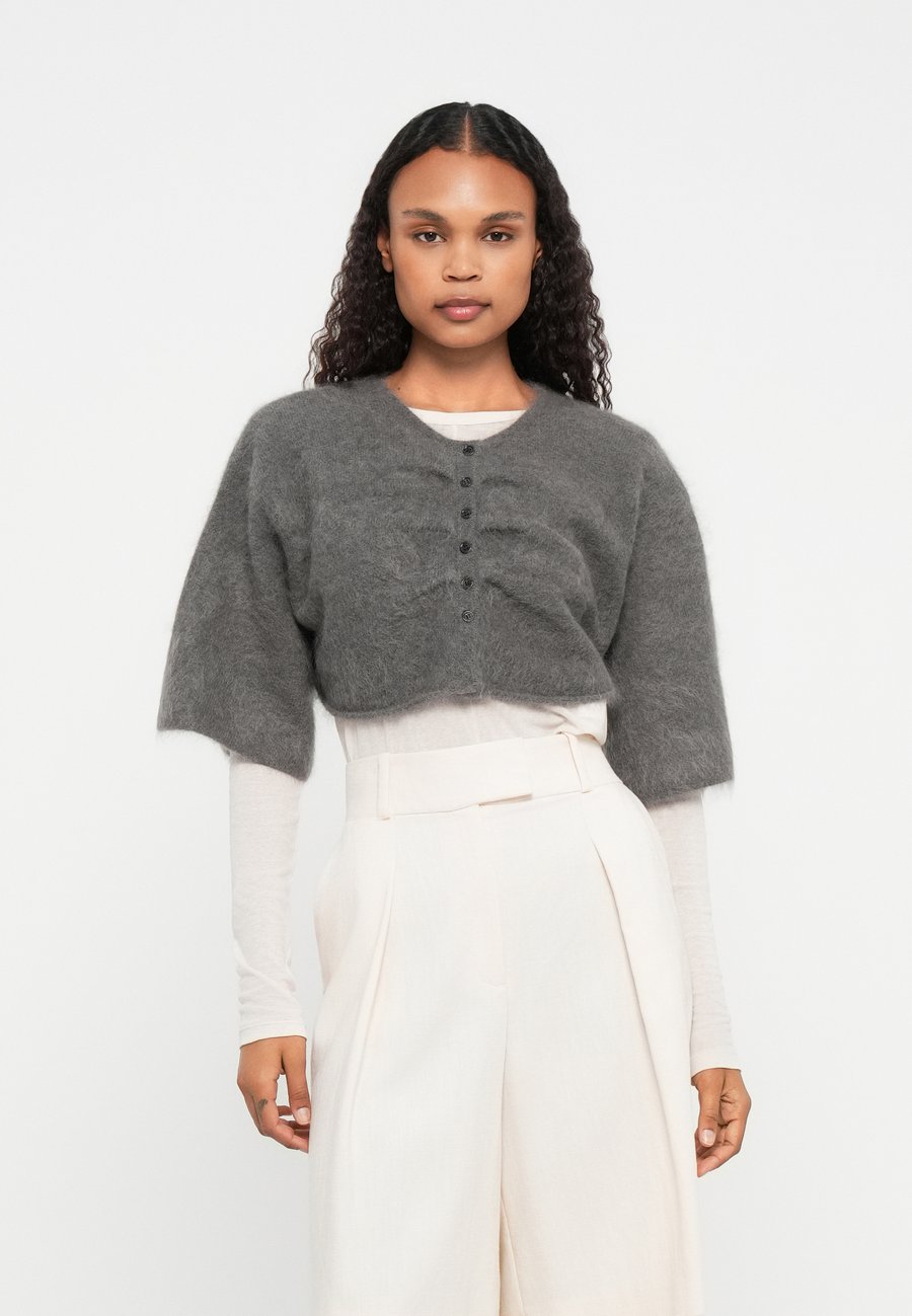 Кардиган A. Roege Hove MAJA CROP CARDIGAN, Grey
Кардиган A. Roege Hove MAJA CROP CARDIGAN, Grey